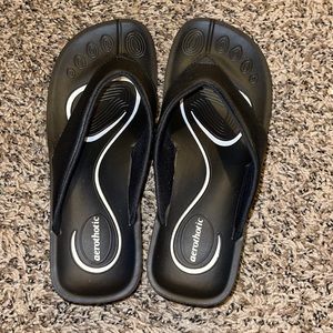 aerothotic black flip flops